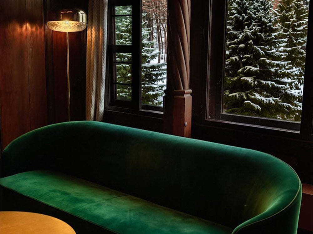 Salon der Villa Schönthaler mit Blick in den verschneiten Garten